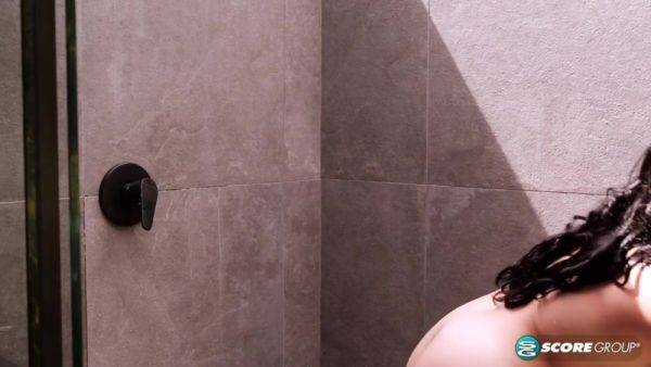 Busty Wet Beauty Kim Velez on supertitlovers.com